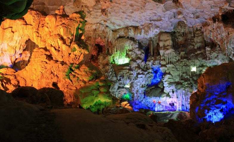 Ha Long Bay  caves - Thien Cung cave