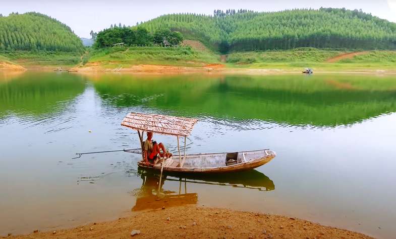 Boat on Thac Ba Lake
