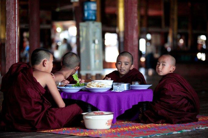monks in Phaung Daw Oo