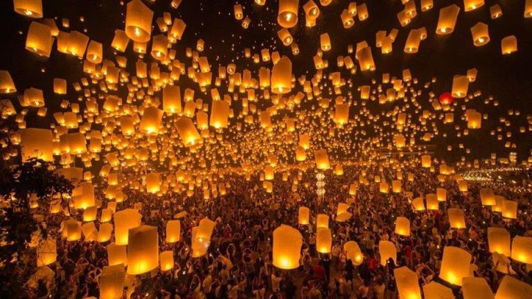 flying lanterns in Thailand light festival