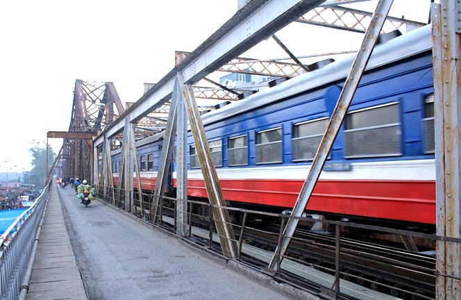 train acrossing Long Bien bridge