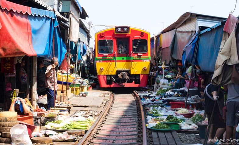 Two attractive train streets in Asia for tourists