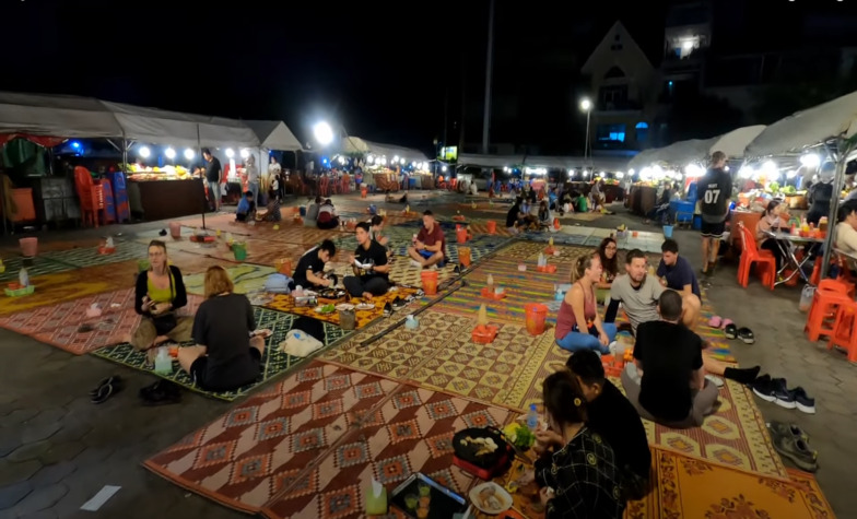 The atmosphere and ambiance of the Phnom Penh Night Market