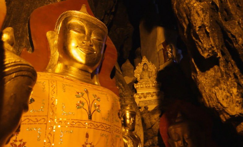 Buddha statue inside Pindaya Cave