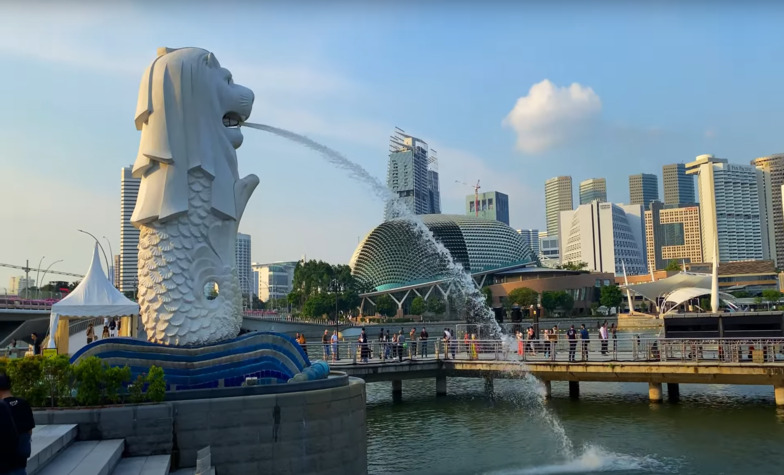 Why is Merlion Park a popular destination for tourists?