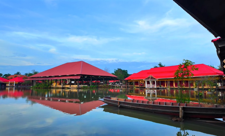 Afternoon exploring Hua Hin’s parks and floating market.