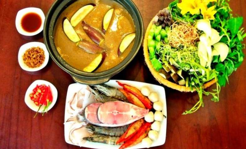 Best foods in Ho Chi Minh city hot pot with fish sauce