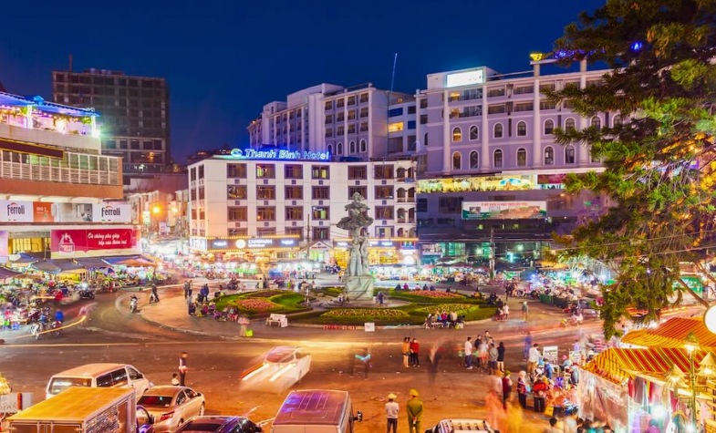 Dalat Night Market with food and local crafts