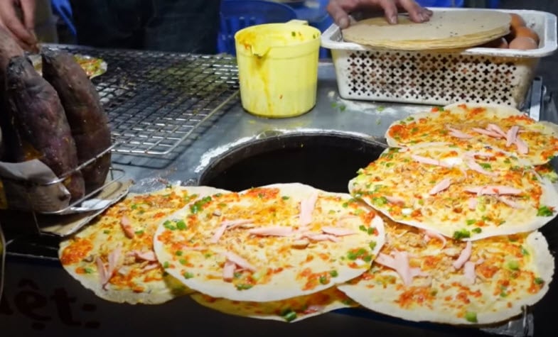 explore dalat night market food, banh trang nuong