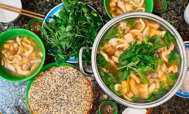 Chicken hotpot with la e leaves in Dalat