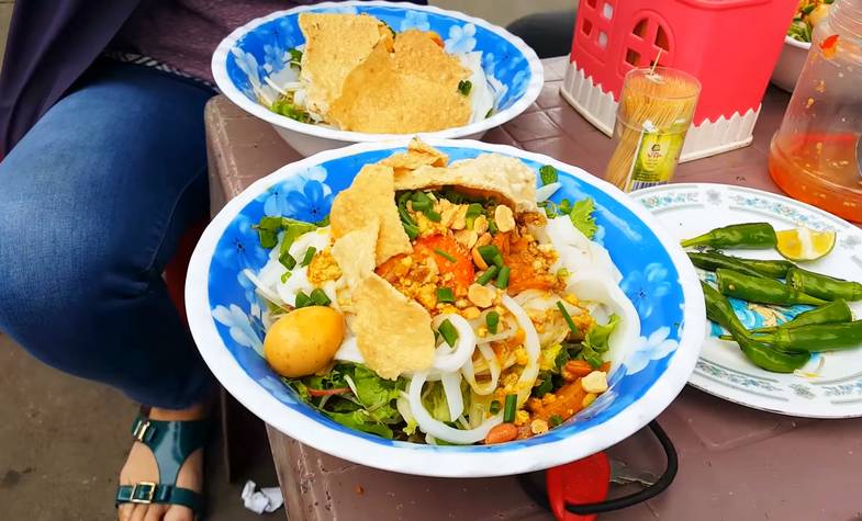 Must-do in Hoi An, try local food
