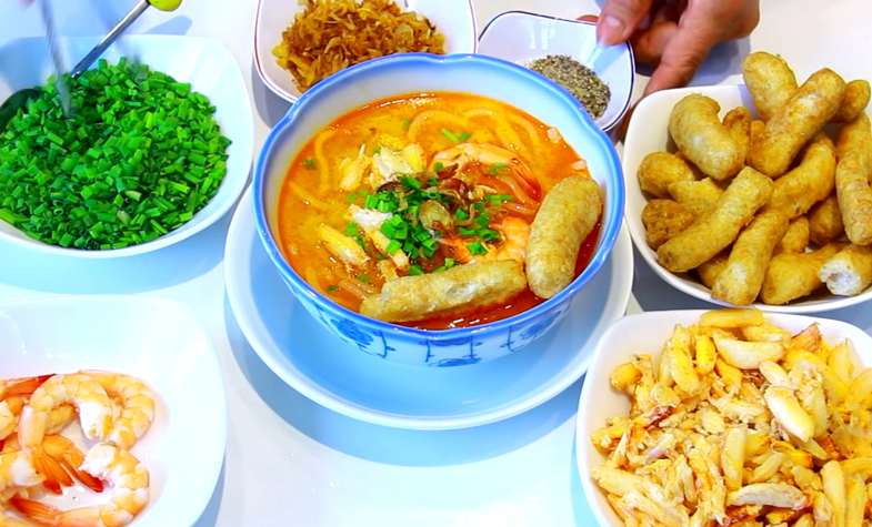 Vietnam Hue, Hue Cuisine, Best Hue food, Vietnam travel guide, Hue travel guide, banh canh Nam Pho, Nam Pho Thick Noodle Soup
