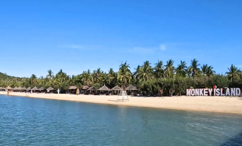 Monkey Island shallow, Octopus Rock deep, glass-bottom boats.