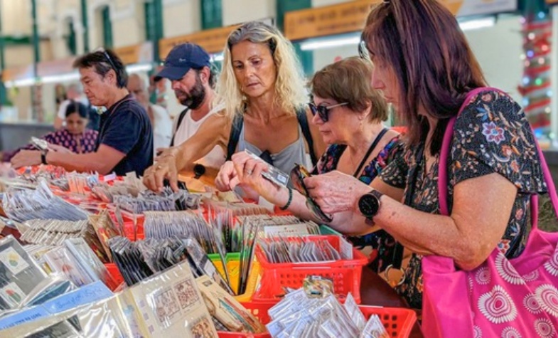 Malaysia in January: 27°C, warm and cloudy.
