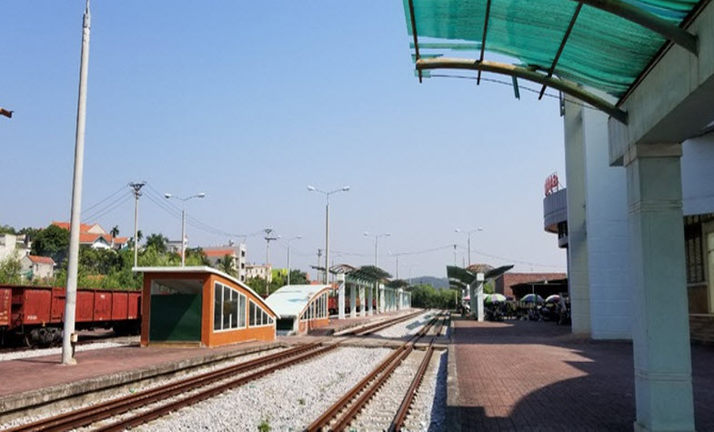 Yen Vien train Station hanoi to halong bay